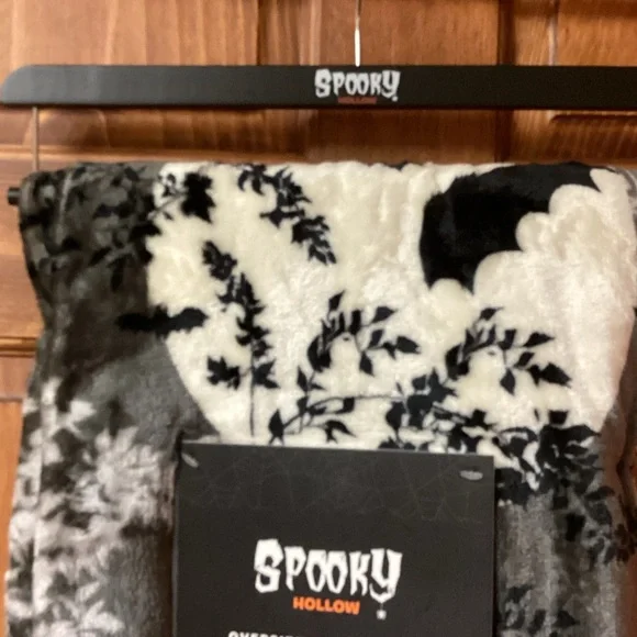 Spooky Hollow Halloween Plush Blanket ๐ฆ๐ - Picture 4 of 4